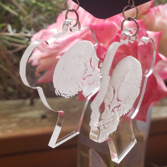 Silhouette profile engraved skull earrings - Picture 5 of 9